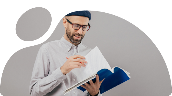 شخص يقرأ القرآن